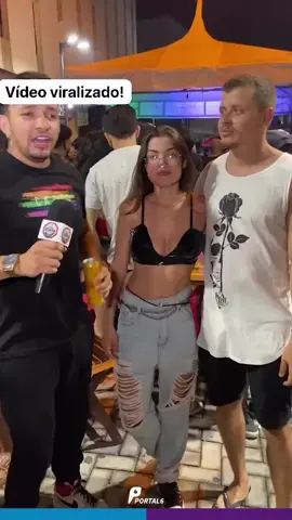 Um casal de Anápolis está viralizando nas redes sociais, após revelar como funciona a dinâmica do relacionamento em uma festa. O vídeo já acumula mais de 260 mil visualizações e 4 mil curtidas no Instagram, onde foi postado pela blogueira Erica Moutinho. Nas imagens, ela aparece com o marido, Pedro Moutinho, sendo entrevistada por um outro homem, em uma festa sendo realizada em Natal (RN). Ao longo da conversa, o repórter questiona a Pedro: “em uma festa como essa, como o cara dá o L na mulher?”, em uma menção a trair a esposa. No entanto, o marido afirma que não esconde nada de Erica, afirmando “a gente aproveita junto, paquera junto”. Surpreso, o entrevistador pergunta então se eles são um “casal liberal”, no que ambos confirmam como sendo verdade. Em seguida, o repórter afirma que o fato do relacionamento dos dois ser aberto – o que ele chama de “trisal” – seria uma tendência que está na moda. Contudo, Erica rebate, afirmando “não é nem moda, eu acho que é gostar mesmo”. Leia mais em portal6.com.br. Link na bio. 📝 Augusto Araújo (@araujogusto) 📹 @ericatoledomoutinho #Portal6 #Brasil #Viral #Anápolis