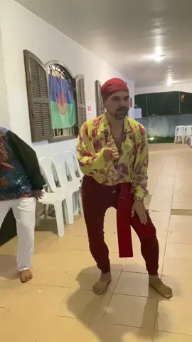 Nosso maestro da danceria, Pietro Hernandez bailando como gosta!  Baila y baila 🕺🏻 Amamos te amar, Barô ❤️💙🤍 #tsara #pietro #hernandez #magia #magiaciganas #tsarahernandez #ciganosancestrais #ciganosdooriente #espiritualidade #cigana #tendacigana #santasarakali #bailando #baila #salsa #merengue #baralhocigano #dançacigana  #EspacoEsotericoEstrelaCigana #EspacoHolistico #EspiritualidadeCigana 