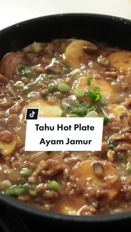 Ala Resto Versi Praktis! Resep TAHU HOT PLATE AYAM JAMUR (untuk 2-3 porsi) Bahan: 1-2 pcs tahu telur tube 200 gr ayam paha filet 2 butir telur Bahan lainnya: 3 siung bawang putih ½ buah bawang bombai 3 buah jamur champignon 1 batang daun bawang 200 ml air 2 sdm saus tiram 2 sdt kecap ikan ½ sdm kecap asin 1 sdt minyak wijen 1 sdm kecap manis ½ sdt kaldu jamur 1 ½ sdm maizena 2 sdm minyak Pelengkap: Nasi putih Kecap asin + cabai rawit merah iris Langkah: 1. Cincang halus bawang putih, potong kotak kecil bawang bombai, potong kotak kecil jamur, dan cincang kasar paha ayam filet lalu pindahkan ayam ke dalam mangkuk 2. Masukkan saus tiram, kecap manis, kecap asin, kecap ikan, kaldu jamur, dan maizena, aduk rata 3. Panaskan sedikit minyak, tumis bawang bombai, dan bawang putih hingga wangi kemudian masukkan jamur, tumis sesaat 4. Masukkan ayam, tumis beberapa saat. Masukkan air masak hingga mengental 5. Potong-potong tahu lalu goreng hingga kecokelatan, sisihkan minyak  6. Masukkan telur yang sudah dikocok dan tumisan ayam jamur, masak di api besar 7. Tambahkan minyak wijen dan daun bawang, masak sesaat 8. Tahu hot plate siram ayam jamur siap disajikan