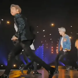 anh Kim khoái chọc bé lắm #taekook #vkook #bts #meosmaknae #taehyung #jungkook 