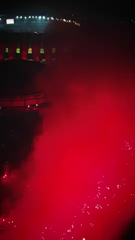 Cantem por quem joga - até a voz acabar. Joguem por quem canta, enquanto o corpo aguentar. Amanhã seremos um só. Time e torcida, arquibancada e campo, grama e cimento. Só assim avançaremos. Só assim 𝐬𝐞𝐫𝐞𝐦𝐨𝐬. ❤️🇦🇹 Faltam 𝟐𝟒 𝐡𝐨𝐫𝐚𝐬. 💥 #LibertaNossaLoucura #Libertadores #VamoInter #Colorado #Inter #TikTokEsportes 