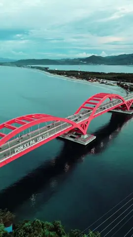 Jembatan Merah di Jayapura, Papua, adalah landmark yang mencolok dengan gaya uniknya. Dikenal dengan nama 