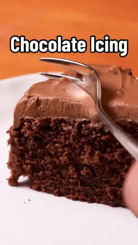 I mean, who doesnt love chocolate icing? 🤷‍♀️🍫More on IG @marcus.costanso #chocolatecake #chocolateicing #cookingtutorial 
