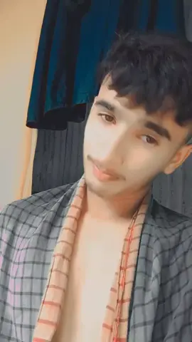 কে বলতে পারবে আমার বুকের মাঝখানে কালো এটা কি 🖕
