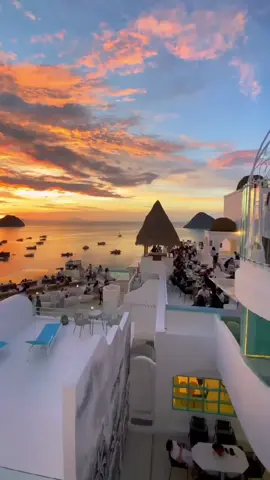Asli sih sunset di loccal collection ga pernah gagal. 🥺🌇 #loccalcolletion #labuanbajo #komodo #travelling #indonesia #fyp 