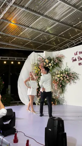 Cô dâu nhảy rơi nhẫn vàng 