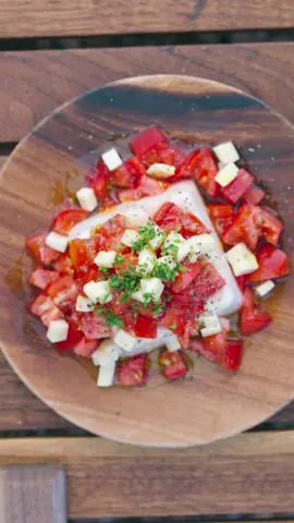 超絶カンタン『洋風冷や奴🍅』 豆腐にカットしたトマト&ベビチーを盛り付けて、オリーブオイルと塩とブラックペッパーかけて味付け🧂 仕上げにパセリトッピングして完成！ #camp #camping #キャンプ部 #アウトドア部 #キャンプ #アウトドア #レシピ #料理 