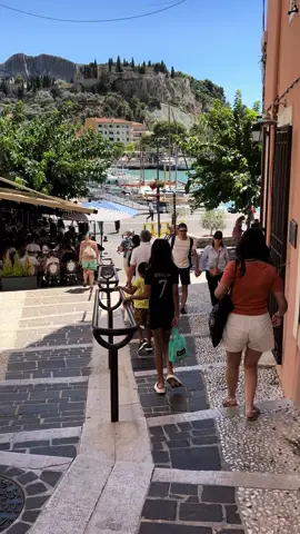 C’est l’amour à la plage. #cassis #cassisdemarseille #laciotat #laplage #beach #portfecassis #plagedecassis #marseille #marseillebeach 