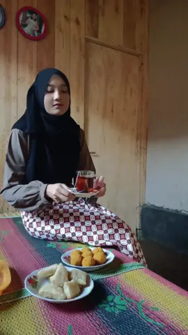 Pagi-pagi silaturahmi ke rumah neng Pungky @_permataaa_____ di sediakan teh manis, semanis senyum nya 🤭😍 #hidupdidesa #hidupsederhana #hidupdikampung #hidupsederhanaituindah #suasanadesa #suasanakampung #gadis #gadisdesa #hidupdidesa #tiktoksunda #mojangsunda  #makanmakan #urangsunda #makanbareng #reels #reelsinstagram 