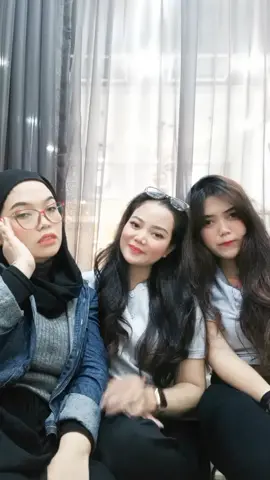 ni berdua malah tawuran 😂 @C🅰️L @rizkhafebrina 