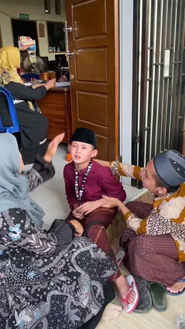 santri baru ,suka kabuurr kaburan 😅  Adek2 yg ingin mondok jangan takut ya..emang awal awal jadi santri memang hal yg wajar susah untuk berpisah dgn orang tua,tapi lama kelamaan setelah beradaptasi dipondok,sudah memiliki banyak teman2 dr berbagai daerah ustad/zah kiyai yang jaga kita dipondok kalian akan betah,karena memang dipondok kalian dilatih menjadi anak yang kuat mandiri dan insyallah akan membanggakan orang tua dan penolong mereka nanti diakhirat #santripondok #santrilucu #santribaru #pondokpesantren #waratsatulanbiya 