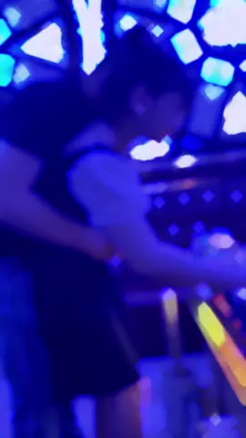 Đừng bao giờ tin vào đàn ông , đi hát tay vịnn ôm gáiiii vẫn còn cãi .