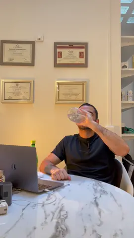 Il faut toujours boire le double en eau de ce que vous consommez en alcool, et bien évident buvez avec modération #attiasosteo #conseils #hydratation #alcool #modération #osteo #santé