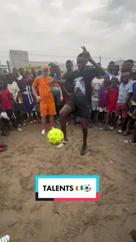 RÉUSSI LE GESTE ET GAGNE UNE NOUVELLE BALLE ⚽️🇨🇮 ( Commentez le prochain quartier 📍 ) #ericfreestylee #cotedivoire🇨🇮 #pourtoiii #abidjan 
