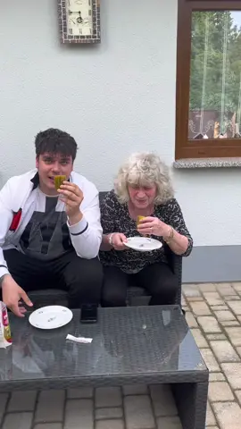 Habt ihr Ideen was wir essen sollen? #oma #essen #scharf #enkel 