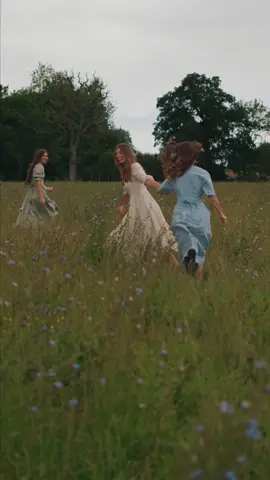 A moment of pure joy 🌿❤️  #cottagecoreaesthetic #flowerfield #cottagecore #friends #friendshipgoals #slowliving #visitengland #softgirl #Summer #flowermeadow #frolicking 