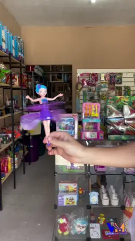 Conheça nossa encantadora fada! Com asas mágicas que a fazem voar livremente, ela adora brincar e surpreender quando você coloca a mão abaixo dela, desafiando a gravidade com seu sensor de voo. Venha testemunhar a magia em nossa loja! 🧚✨ #fada #fadavoadora #brinquedos #meninas #barbie 