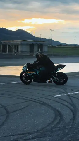 Send it ✊🏽🔥 #motorbike #fyp #viral #bikelife #motorcycle #kawasakischweiz #drift #kawasaki #liquimoly #hjchelmet #mototech 