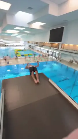 Haters will say its in reverse 🤔 (via @avhaugland/IG) #swimming #diving #highdiving #highdive #highdivingpool 