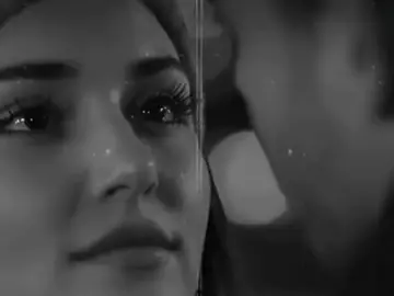 يا من سقاني لذيذَ الحُب من يدهِ إني ظمِئتُ فمن للقلبِ يرويهِ قد مسّهُ منكَ داءٌ لا شفاءَ لهُ وأنتَ وحدكَ دونَ الناسِ تشفيهِ يا أجمل الناس في عيني ويا أملًا لطالما بِتُّ في ليلي أناجيهِ سأحفظُ العهدَ إن طال البعادُ بناوأكتمُ الشوقَ في قلبي وأخفيهِ لأنّ روحكَ في جنبيّ ساكنةٌ فليحفظ اللهُ قلبي والذي فيهِ#معشوقي #بحبك #❤️❤️ ###