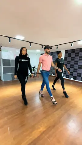 #clases-pasarela #viralvideo #ensayos en @ShowModels 🇨🇴  #latina #videoviraltiktok #viral 