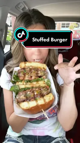 Stuffed w all my favorite things #burger #cheeseburger #foodtruck #florida #eatingshow #eatingvideo #mukbang #foodreview 