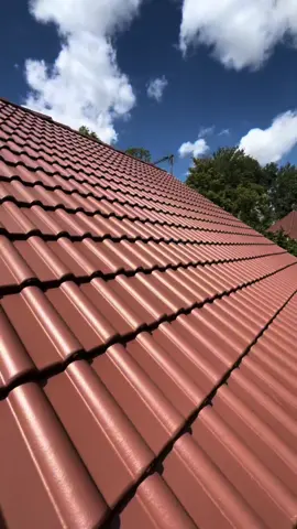 Traitement de toiture coloré en rouge sombre✔️#aiserey #toiture #colore #renovation #pourtoi 