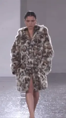 fun fact i had no pants on when i was walking, was in heels for 3+ and had no contacts in so i couldnt see a thing 😭 #model #fyp #modeltok #Runway #runwaywalk #SuperModel #modeling #catwalk #losangeles #fashionshow #runwaymodel #runwaymodels #shortmodel 