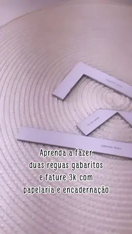 Comece hoje na papelaria e encadernação utilizando réguas gabaritos feitas por você. Você não precisa gastar dinheiro inicial com essas réguas para fazer seus projetos. Em noso site no link da Bio, disponibilizamos totalmente grátis para você imprimir e fazer ainda hoje. Corre lá!