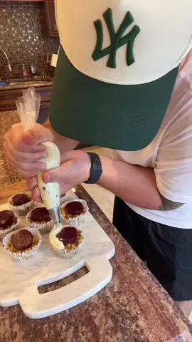 I am determined to turn every food I love into a savory cupcake 🧁 #tiktokrecipe #EasyRecipe #thanksgiving #stuffing #mashedpotatoes #funrecipe #cupcake #savorycupcake #greenscreen 
