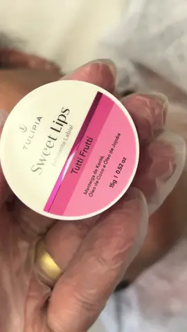 Ahhh vocês precisam sentir o cheiro desse esfoliante 👄 da @tulipiacosmeticos  . Por que fazer a esfoliação labial em caso de ressecamento? Quando os lábios ressecam, a desidratação provoca descamação, o que obstrui os caminhos para a renovação celular e é aí que entra a esfoliação labial. . . . #labio #boca #esfoliacao #esfoliacaolabio #autoestima #aotocuidado #hidragloss #hidralips 