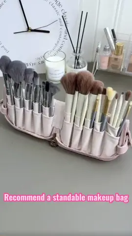 Our new essential brush bag will be your ultimate storage & transportation bestie ❤‍🔥What will you will be storing in your makeup brush bag?! Let us know 👇🏼#makeupbrushstorage #makeupbrushholder #makeupbrushbag #makeupbag #cosmeticbag #makeuporganization 
