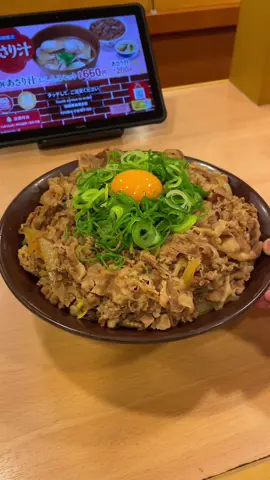 全国に1943店舗あるすき家で キング牛丼を食べたよ！ トッピングでねぎと卵を追加したよ！ みんなはすき家派？吉野家派？ 🍀店名 すき家 🍱メニュー 【キング牛丼】1280円 【トッピング】 たまご70円 青ネギ80円 🏠住所 日本全国 ⏰営業時間 24時間営業(店舗による) 🛌定休日 無し(店舗による) 🚗駐車場 有り  #すき家  #牛丼 