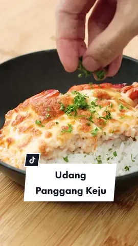 Resep Udang Panggang Keju Bahan udang panggang keju: 9 pcs udang 1 siung bawang putih, iris ⅓ sdt garam ⅓ sdt kaldu jamur ⅛ sdt lada hitam ½ sdm minyak 1 sdm mayones 1-2 sdm keju mozzarella parut Pelengkap: Nasi putih Langkah: 1. Masukkan udang ke dalam cup alumunium foil. Masukkan irisan bawang putih, garam, kaldu jamur, lada hitam dan sedikit minyak, aduk rata. Susun bawang putih di atas udang. Panggang selama 5 menit di suhu 200 derajat celcius 2. Masukkan mayones di atas udang, ratakan lalu tambahkan keju mozzarella parut. Panggang di suhu 200 derajat celcius selama 5 menit  3. Sajikan udang panggang keju dengan nasi