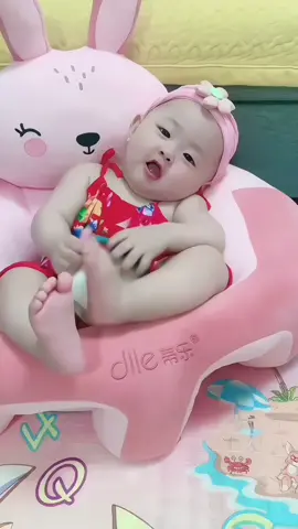 This plush learning to sit on the sofa is not only cute in shape, it is skin-friendly and comfortable to sit on, and it also prevents rollover#fyp #babygoodthing #babybath #learningchair #babylearningchair #goodthingsrecommended 