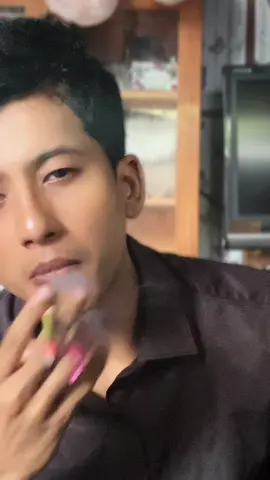 သီချင်းလိုက်ဆိုတာ မျက်ရည်ဝဲလာတယ်