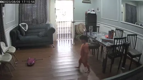 Ular masuk rumah plak dari pintu depan..  Nasib Afeeq tak ada apa.. Ular tu betul2 la kat kaki die.. Ibu kat dapur terkejut dengar die jerit pastu nangis..  Ibu duk cari ular nya tapi tak jumpa.. Ayah balik keje baru ayah jumpa ular tu.. Dah bunuh bakar ular tu..  Alhamdulillah setel semua.. #fyp #foryoupage #foryourpage #ular #ularbisa #ularhitam #ularhitammasukrumah 