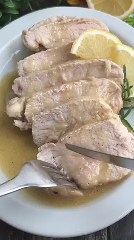 Sembra un ARROSTO ma non lo è! 😱 Il PETTO DI POLLO  al limone 🍋 è SPECIALE 🤤tenero e succoso ….ma soprattutto COTTO IN PENTOLA 🤩 X 2 persone: Mezzo petto  di pollo intero (circa 300gr) 1 piccolo limone oppure arancia q.b.Farina 1 spicchioAglio Mezzo bicchiereVino bianco 3/4 di bicchiereBrodo (caldo) q.b.Olio di oliva q.b.Sale 1 pizzicoPepe nero 1 ramettoRosmarino - [ ] #giallozafferano #instagood #recipes #lericettedigessica #igersitalia #Foodie  #cucinaitaliana  #food  #instafood #italianfood  #solocosebuone #fooditalia  #ricette #foodstyle #foodlove #foodpic #ricettafacile #ricetteveloci