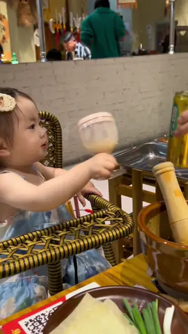 Liuliu đi nhậu cùng papa 🥰 #baby #babylove #embe #embedangyeu #embedethuong #cute #cutebaby #babiesoftiktok #xuhuong #fyp 