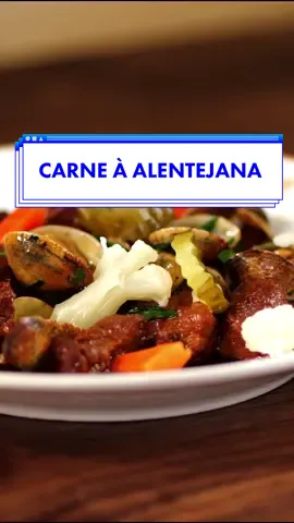 Carne de porco à Alentejana é a versão mais famosa de Terra e Mar portuguesa 🇵🇹 ———————————— Vídeo completo no YouTube  ———————————— Lista de Ingredientes:  - 400g de cachaço de porco ou lombo - 3 colheres de sopa de banha de porco - 2 ou 3 folhas de louro  - 3 dentes de alho esmagados  - 120 ml de vinho branco  - 2 colher de sopa de pimentão doce - 400 gr de amêijoas  - Azeite  - Sumo e rascas de laranja  - Salsa ou coentros picados  - Cerca de 150 gr de pickles  - Pimenta  1. Marianar a carne com a banha, o louro, os alhos, o vinho branco e pimentão doce 2. Fritar a carne numa frigideira quente com banha até que fique bem tostada  3. Adicionar as amêijoas e vinho branco para refrescar 4. Finalizar com pickles, sumo de laranja e coentros picados  #carnealentejana #carnedeporcoalentejana #cozinhar #culinaria #culinariaportuguesa🇵🇹 #receitasimples #receitas #receitasimples #receitasfaceis #terapianofogo🔥 #terapianofogo 