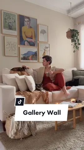—— Dicas pra montar uma GALLERY WALL 🖼️ Os quadros da @boemistore trouxeram cor, texturas e o toque de aconchego e inspiração que faltava nesse ambiente tão importante da nossa casa. Agora sim sinto que a sala está completa, com a nossa cara e personalidade, do jeitinho que eu idealizei! 🥹🫶🏻 Gostou? Me conta nos comentários e compartilha com quem mais possa gostar 🤎 • parceria • . . . . . . #gallerywall #parededequadros #quadros #saladecorada #saladeestar #livingroomdecor #boholivingroom #decor #interior #interiordesign #homedecor #scandinaviandesign #hygge #scandi #scandilivingroom #scandistyle #hyggelivingroom #interiorstyling #boho #interiorinspo #homestyling #decoração #decorinspiration #homeinspo #bohodecor #aestheticlivingroom #aesthetic #homedecor #aesthetichome #aesthetichomedecor #decordeinteriores 
