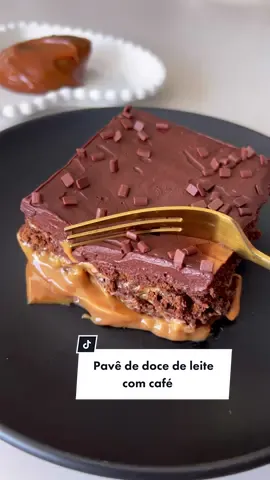 PAVÊ DE CAFÉ COM DOCE DE LEITE 🤤 . Cadê os apaixonados em café? E em doce de leite? Essa junção ficou de chorar de tão bom!🤤 . Ingredientes: 800 gramas de doce de leite + 400 gramas de creme de leite, misture bem os dois, reserve. . Pegue 400 gramas de biscoito maisena de chocolate e separe também 1 xícara de café ( forte) passado na hora.  . Pro ganache: 250 gramas de chocolate meio amargo + 150 gramas de creme de leite, leve o chocolate ao microondas de 30 em 30 segundos até derreter, em seguida acrescente o creme de leite e misture bem. . Monte como estou mostrando no vídeo e leve à geladeira por duas horas. Aproveite! Fica SENSACIONAL, apenas façam!🔥 . #docedeleite #receitas #comida #confeitaria #doces