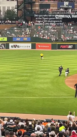 The field invader at the Tigers game put on the performance of a lifetime. #tigers #detroit #streaker #comericapark #MLB #WeveGotARunner #weregoingstreaking #DetroitTigers 