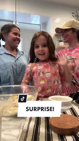 now what are we gonna wear?!? 😨😍 #surprise #family #karolg #dinner #arepas #vegas #firstconcert #concert #latina 