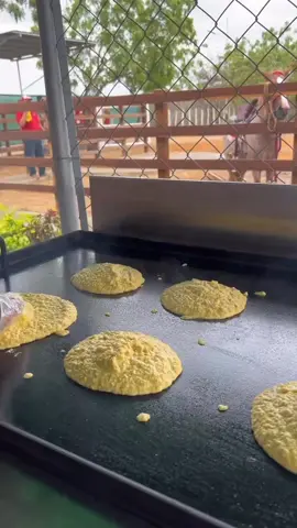 ¿Así o mas queso?🤤 Cachapas con queso de mano un plato gastronómico inigualable qué pertenece a Venezuela❤️ #sitiovenezuela #venezuela #venezolanos #cachapa #cachapas #cachapacriolla #cachapasvenezolanas #cachapaconqueso #quesoguayanes #quesodemano #comidavenezolana #cocinavenezolana