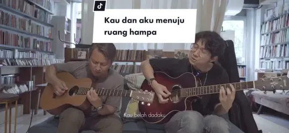 @Aldrian Risjad waktu membawakan lagu #efekrumahkaca yang “Kau dan Aku Menuju Ruang Hampa” sama vokalis ERK nya langsung 🥹.  #cholilmahmud 