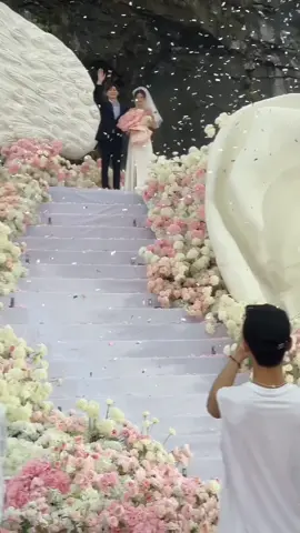 Proposal with a million roses 💐💍 #trendding #Love #wedding #weddingtiktok #trendingtiktok  #trending  #bridal #groom #bride  #happywedding #fyp #trend #trending #fypシ #cuoinha 