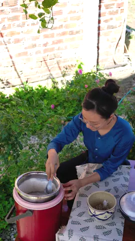 Có ai còn nhớ món yaout, đá bọc, cà rem hồi xưa hông. Bữa nay cùng Út làm thử món kem đá bọc tự đông, thêm kem bánh quế để ôn lại tuổi thơ nghen #LearnOnTikTok #ancungtiktok #foodfestontiktok #Milo #milobot #PhaMilo #utvevuon