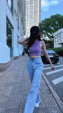 Nhà em cách bốn quả đồi, cách ba ngọn suối cách đôi cánh rừng. Nhà em xa cách quá chừng, em van anh đấy, anh đừng yêu em #thoitrang #style #phoidoxinh #Summer #ctjeansvietnam #quanjeannu #thoitrangcaocap #khosi #àloi 