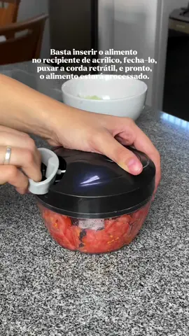 Quer agilidade na cozinha? O mini triturador manual é a solução perfeita! Com ele, você pode picar e triturar seus alimentos de forma rápida e prática.  Adeus, horas cortando legumes! #minitrituradormanual #agilidade #cozinha #cozinhapratica #cozinhaorganizada #praticidadenacozinha 